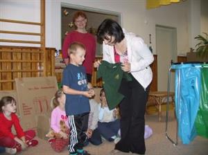 Koordinátorka Zdravého města Radka Chalúpková předává Michalu Manglovi z Mateřské školy Záhumenní tričko za to, že nasbíral nejvíce použitých baterií.<br/>
FOTO: DANA HOĎÁKOVÁ