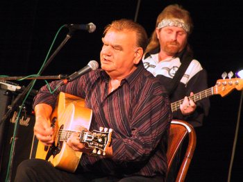 František Nedvěd a jeho kapela Druhé podání koncertovala minulý týden v kulturním domě. Muzikou ze svých sólových desek bavil zpěvák publikum dvě hodiny.<br/>
FOTO: DAVID MACHÁČEK