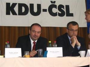 Nově zvolený předseda krajského výboru Pavol Lukša na kopřivnické konferenci vedle předsedy Miroslava Kalouska. <br/>                                 
FOTO: ARCHIV