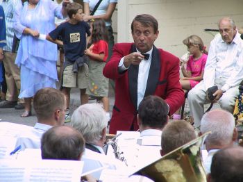 Alois Hrnčárek s Městským dechovým orchestrem čeká perné období. Na začátku prázdnin hrají doslova každý víkend. <br/>                                                                                    
FOTO: DAVID MACHÁČEK