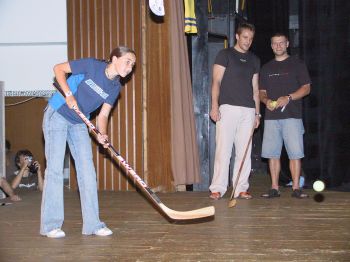 Pod dohledem hokejových profesionálů si střelbu na branku vyzkoušeli také místní školáci. Setkání s reprezentanty Kubinou a Varaďou (v pozadí) mělo úspěch. <br/>                          
FOTO: DAVID MACHÁČEK