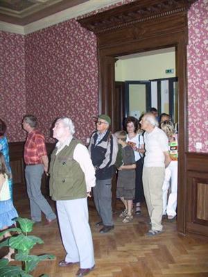 Několik stovek lidí si v sobotu poprvé prohlédlo rekonstruované interiéry Šustalovy vily. Ty jsou už znovu uzavřeny a následně budou zpřístupněny i s novou expozicí.<br/>
FOTO: DAVID MACHÁČEK