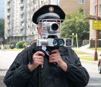 Nový radar bude kopřivnická městská policie používat k umravňování spěchajících řidičů, do praxe by jej měla uvést v nejbližších dnech.<br/>
FOTO: DANA HOĎÁKOVÁ