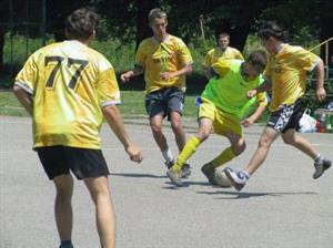 O putovní pohár Tatry se v parnu na házenkářském hřišti utkalo několik týmů malé kopané. Na snímku soupeří Tr. Devils  a Getafe Aliens.<br/>
FOTO: DAVID MACHÁČEK