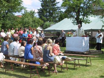 Mše pod širým nebem jsou v rámci poutě v Sýkorci hodně vyhledávané. Po jejím skončení následuje volná zábava.<br/>
FOTO: DANA HOĎÁKOVÁ