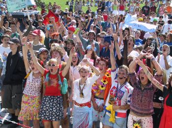 V tradičním recesním duchu se kopřivničtí deváťáci loučili se základní školou, dovádění v kašně jim však pořadatelé tentokrát znemožnili.<br/>
FOTO: DAVID MACHÁČEK