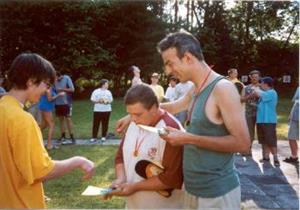 Soutěžící při sportovních hrách v Ústavu sociální péče Kopretina ve Vlčovicích při přebírání medailí, diplomů a odměn.<br/>
FOTO: ARCHIV ÚSP KOPRETINA