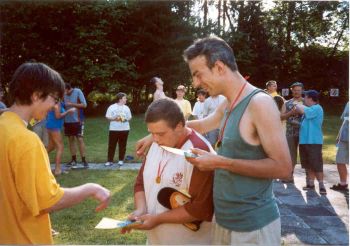 Soutěžící při sportovních hrách v Ústavu sociální péče Kopretina ve Vlčovicích při přebírání medailí, diplomů a odměn.<br/>
FOTO: ARCHIV ÚSP KOPRETINA