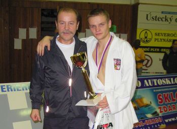 Milan Burget se svým trenérem Vlastimilem Žižkou pózuje po zisku titulu akademického mistra Evropy.<br/>
FOTO: ARCHIV