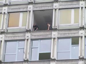 Opravy někdejší správní budovy Tatry, ze které se stane sídlo několika úřadů, začaly. Dělníci musí vyměnit bezmála 800 oken.<br/><br/>                                                                        
FOTO: DAVID MACHÁČEK