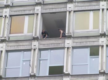 Opravy někdejší správní budovy Tatry, ze které se stane sídlo několika úřadů, začaly. Dělníci musí vyměnit bezmála 800 oken.<br/><br/>                                                                        
FOTO: DAVID MACHÁČEK