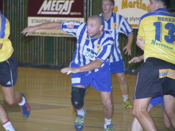 Kopřivničtí házenkáři testovali v zápase s Frýdkem-Místkem třicetiletého hráče Sokola Ostrava Daniela Igenyese (na snímku uprostřed).<br/><br/>                                                        
FOTO: DAVID MACHÁČEK