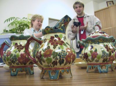 Ještě nedávno byly tyto kousky luxusní majoliky z kopřivnické produkce ukryty jako dědictví po předcích, teď jsou majetkem města a budou vystaveny v novém muzeu.<br/>
FOTO: DAVID MACHÁČEK