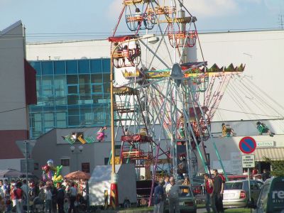 V sobotu si majitelé pouťových atrakcí nemohli stěžovat na nezájem. Na kolotočích dlouho po setmění jezdily i menší děti.<br/><br/>
FOTO: DANA HOĎÁKOVÁ