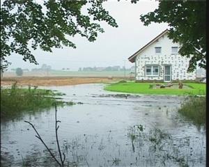 Drobné zátopy se v minulém týdnu nevyhnuly ani zdejším. U břehů Lubiny ohrožovala  majetek lidí především voda stékající z okolních polí.<br/>
FOTO: MIROSLAV HOFFMAN