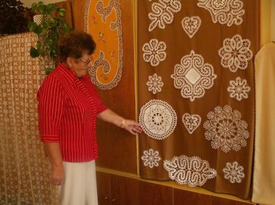 Předsedkyně městského klubu důchodců Josefa Tománková předvádí háčkované dečky svých kolegyň u příležitosti tradiční výstavy.<br/><br/>
FOTO: ILONA HOFFMANNOVÁ