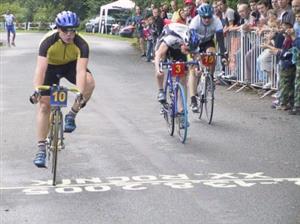 O prvenství v letošním ročníku cyklistického vytrvalostního závodu Lichnov 24 hodin se bojovalo ve spurtu na cílové pásce.<br/><br/>
FOTO: DAVID MACHÁČEK