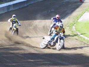 Na plochodrážním oválu jezdilo celkem jedenáct motokrosových závodníků. Nejlepším z nich byl domácí jezdec Jaromír Lach.<br/><br/>
FOTO: DANA HOĎÁKOVÁ