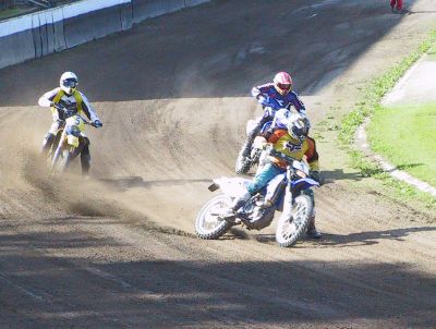 Na plochodrážním oválu jezdilo celkem jedenáct motokrosových závodníků. Nejlepším z nich byl domácí jezdec Jaromír Lach.<br/><br/>
FOTO: DANA HOĎÁKOVÁ