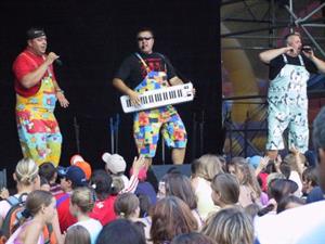 Trio Maxim Turbulenc přivezlo do Kopřivnice popík ’těžkého’ kalibru. Loučení s prázdninami nabídlo ještě divadelní představení a koncert netradičního sboru.<br/>                            
FOTO: DAVID MACHÁČEK