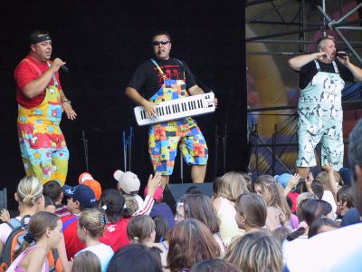 Trio Maxim Turbulenc přivezlo do Kopřivnice popík ’těžkého’ kalibru. Loučení s prázdninami nabídlo ještě divadelní představení a koncert netradičního sboru.<br/>                            
FOTO: DAVID MACHÁČEK