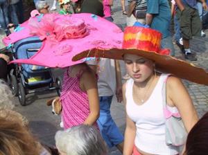 Klobouky všech možných barev, tvarů a velikostí zaplavily v sobotu náměstí v Novém Jičíně. K vidění byly nejen kuriózní klobouky, ale také opravdu slušivé modely.<br/>                  
FOTO: DAVID MACHÁČEK