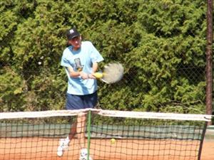 Malá konkurence na kurtech pomohla domácím tenistům k lepším umístěním. Nasazená jednička Martin Palider (na snímku) triumfoval v turnaji starších žáků.<br/>                                 FOTO: PETR MAREČEK