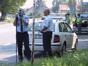 Při měření rychlosti ve směru od Příbora nejela vozidla rychleji než 54 km/hod. Na přítomnost policie je upozorňovali blikáním řidiči jedoucí v protisměru.<br/>                                          
FOTO: DANA HOĎÁKOVÁ
