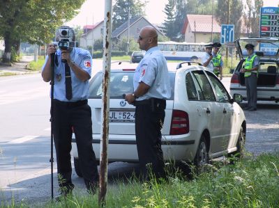 Při měření rychlosti ve směru od Příbora nejela vozidla rychleji než 54 km/hod. Na přítomnost policie je upozorňovali blikáním řidiči jedoucí v protisměru.<br/>                                          
FOTO: DANA HOĎÁKOVÁ
