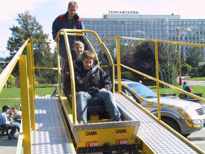 Simulátor nárazu ve třicetikilometrové rychlosti si mohli Kopřivničané vyzkoušet v rámci Týdne mobility.<br/>                                 
FOTO: DAVID MACHÁČEK
