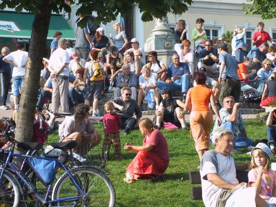 Pěkné počasí přilákalo do Štramberka stovky lidí, kteří přišli ochutnat letošní burčák a také si poslechnout cimbálovku.<br/>          
FOTO: DANA HOĎÁKOVÁ