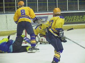 Kopřivničtí hokejisté v prvním zápase sezony podlehli tradičnímu rivalovi ze Studénky. Fanoušci viděli dynamický zápas, ve kterém nechyběly tvrdé střety.<br/>                                  
FOTO: DAVID MACHÁČEK