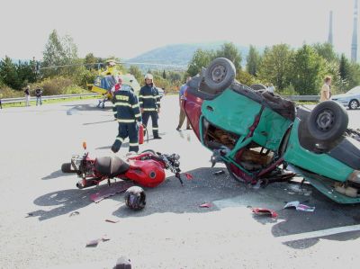 Dva dny po sobě zasahovali v Kopřivnici letečtí záchranáři, v úterý u výbuchu v zámečnické dílně a ve středu odvážela helikoptéra zraněného řidiče havarovaného favoritu.<br/>     
FOTO: DAVID MACHÁČEK
