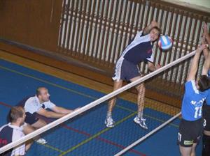 Hráči Kopřivnice útočí na síti proti bloku hostů. Domácí deklasovali Morávku dvakrát 3:0.<br/>
FOTO: DAVID MACHÁČEK
