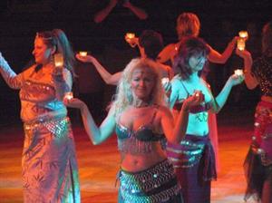 Domácí skupina orientálního tance Farridah na své Orient Show předvedla také choreografii nazvanou Tanec se svíčkami.<br/>                                                                              
FOTO: DAVID MACHÁČEK
