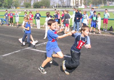 Žáci prvního stupně základní školy při předávce štafetového kolíku. Ze žákovského klání vyšla nejlépe ZŠ Emila Zátopka.<br/>                                                                                                 
FOTO: ARCHIV
