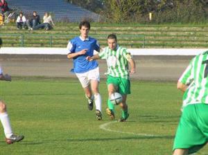 Hráč domácího kopřivnického týmu se snaží zamezit v postupu hostujícímu útočníkovi (u míče). Domácí podlehli Veřovicím brankou v nastaveném čase.<br/>                                   
FOTO: DAVID MACHÁČEK
