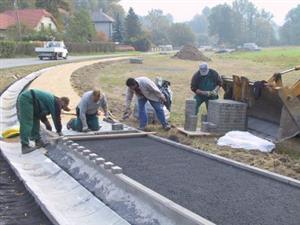 Lubinští budou mít možnost už brzy využívat chodník vedoucí od hasičárny až ke křižovatce u motorestu Pyramida.<br/>                    
FOTO: DANA HOĎÁKOVÁ
