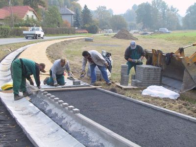 Lubinští budou mít možnost už brzy využívat chodník vedoucí od hasičárny až ke křižovatce u motorestu Pyramida.<br/>                    
FOTO: DANA HOĎÁKOVÁ
