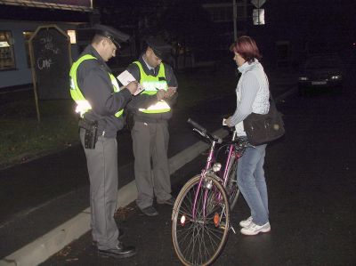 Tentokrát při dopravně-bezpečnostní akci se policisté zaměřili na cyklisty. Těm ve vybavení kol většinou chyběly odrazky, či předepsané světlo.<br/>                                                          
FOTO: DANA HOĎÁKOVÁ

