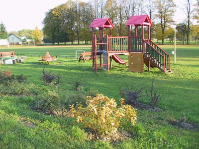 Během pracovního programu se dlouhodobě nezaměstnaní podíleli na úklidových pracích na veřejných prostranstvích. Program byl nakonec prodloužen do konce října.<br/>    
FOTO: ILONA HOFFMANNOVÁ
