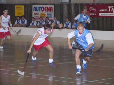 Hráč kopřivnického klubu se snaží dostihnout soupeře ze Znojma v nedělním druholigovém utkání. Znojemští uštědřili domácím porážku 6:2.<br/>                                               
FOTO: DAVID MACHÁČEK
