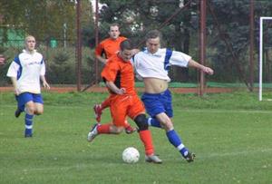 Obránce Vlčovic se snaží zamezit v postupu útočícímu hráči Mořkova. Hráči Vlčovice - Mniší porazili tým z čela tabulky 3:0.<br/>                                                                          
FOTO: DAVID MACHÁČEK
