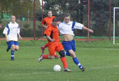 Obránce Vlčovic se snaží zamezit v postupu útočícímu hráči Mořkova. Hráči Vlčovice - Mniší porazili tým z čela tabulky 3:0.<br/>                                                                          
FOTO: DAVID MACHÁČEK
