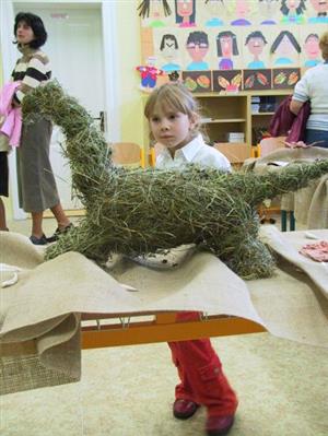 Zájem návštěvníků přitahoval dinosaurus vyrobený ze slámy žáky čtvrté třídy na výstavě věnované 105. výročí založení Základní školy v Lubině.<br/>                                                        
FOTO: DAVID MACHÁČEK