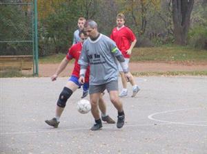 Nejlepší střelec 3. ligy Miroslav Korený z 1. FC Bari si kryje míč před dotírajícím hráčem Citrusu Bordovice.<br/>                                                                                      
FOTO: DAVID MACHÁČEK
