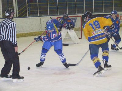 Kopřivničtí junioři v neděli porazili doma hokejový tým Nového Jičína 5:1. Na snímku  kopřivnický útočník vyváží puk.<br/>                                                                                  
FOTO: DAVID MACHÁČEK
