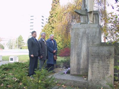 Také Kopřivnice se připojila k celorepublikové akci a vzpomněla na oběti válečných veteránů. Při pietním aktu představitelé města položili k pomníku osvobození kytici.<br/>            
FOTO: DANA HOĎÁKOVÁ

