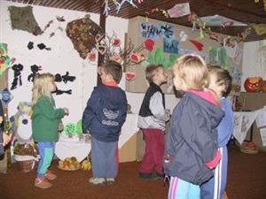 Podzimní výstavu v Mateřské škole na ulici České chodily v minulých dnech obdivovat také děti z jiných školek ve městě.<br/>                                                                           
FOTO: ILONA HOFFMANNOVÁ
