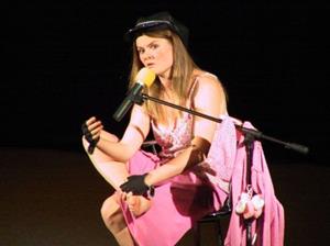 Míša Sajlerová si v představení  Monology vagíny vystřihla mimo jiné i roli radikální feministky.<br/>
FOTO: DAVID MACHÁČEK
